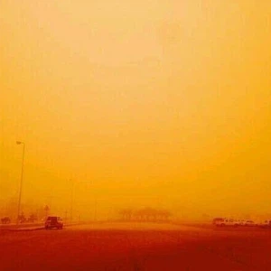 عاصفة رملية تاريخية تضرب السعودية .. الغبار يقلب النهار ليلاً ويشُل الحركة في العديد من المناطق 