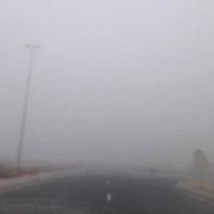 صورة للضباب الكثيف قرب مدينة دبي 