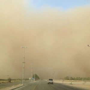 عاصفة رملية شديدة تداهم الأفلاج وتحول السماء إلى اللون البرتقالي   