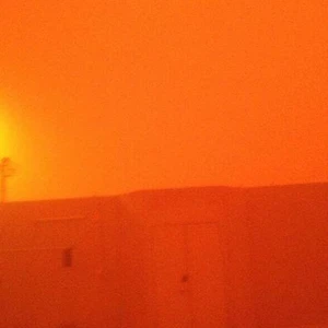 عاصفة رملية شديدة تداهم الأفلاج وتحول السماء إلى اللون البرتقالي   