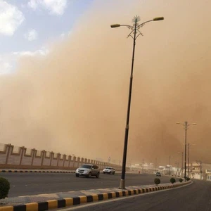 عاصفة رملية شديدة تداهم الأفلاج وتحول السماء إلى اللون البرتقالي   