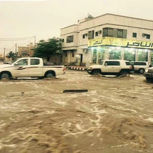 أمطار الخير تُغرق الطرق الرئيسية بعفيف 