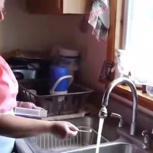 شاهد ماذا يحدث عندما تختلط مياه المنازل بالغاز الصخري  