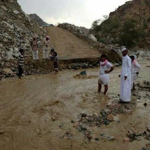 بالصور: الأمطار الغزيرة تتساقط على شفا الطائف 