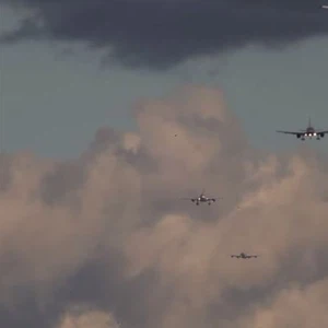 شاهد كيف تتهافت الطائرات للهبوط في مطار هيثرو بلندن 