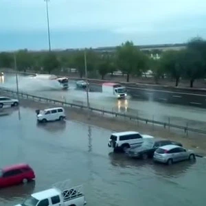 لحظات مُرعبة لانحراف صهريج نفط خلال أمطار دبي