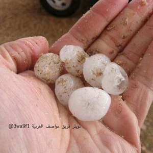 حبات البرد كما التقطتها عدسات فريق عواصف الغربية
