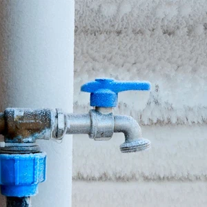 شدة البرد تُجمد المياه داخل الأنابيب في طريف 