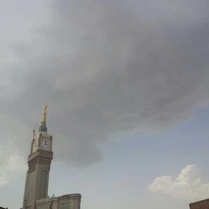 الغيوم وأبراج مكة