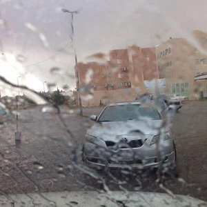 بالصور: الأمطار الغزيرة تتساقط على شفا الطائف 