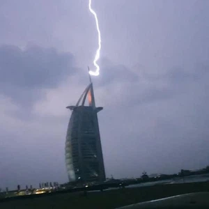 صاعقة تضرب برج العرب في دبي - تصوير جمال