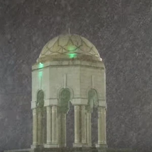 في مشهد تاريخي : تساقط وتراكم الثلوج في مدينة رفحاء على الحدود السعودية العراقية