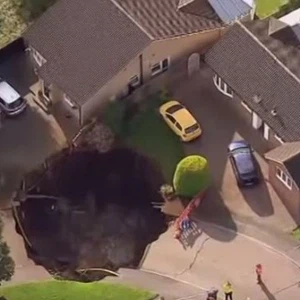 بالفيديو: حفرة إنهدامية بقطر 20 متراً ترعب حي سكني بلندن 