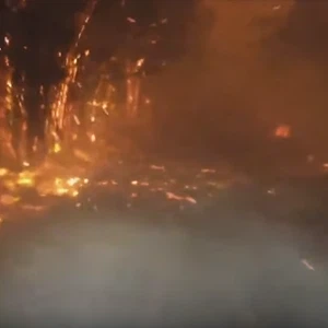 مشهد مرعب لسائق يقود مركبته وسط حرائق الغابات في أستراليا 