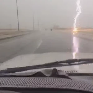 مواطنون يرصدون صواعق شديدة تضرب الأرض في القريات 