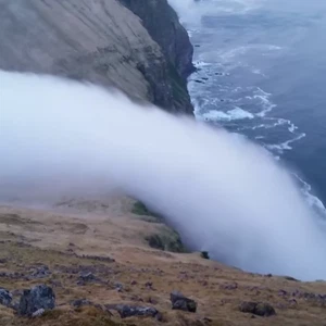 سبحان من خلق فأبدع .. شلال من ضباب ينحدر نحو الهاوية 