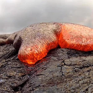 شاهد كيف تتشكل الصخور البركانية بطريقة مدهشة