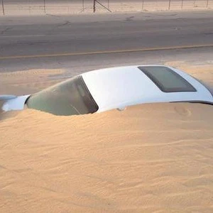 بعد رياح البوارح: فيديو لسيارة مطمورة بالرمال على طريق الدمام – الرياض 