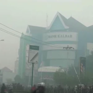 شمس إندونيسيا تختفي خلف أدخنة الحرائق 