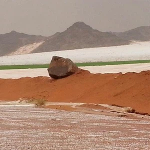 بالصور: برد بأحجام كبيرة يزين صحراء الجلف شمال حائل 