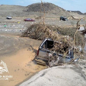 سيول تجرف المركبات وتدمر الطرق شرق مكة المكرمة 