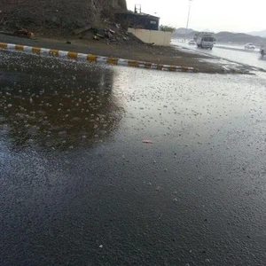 أجواء عاصفة وماطرة تضرب أجزاء من مكة المُكرمة