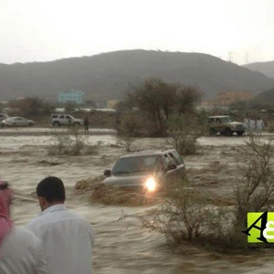 لحظة انجراف سيّارة بداخلها عائلة في سيول الطائف