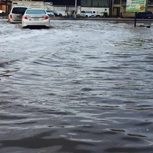 بالصور.. مياه الأمطار تغمر شوارع تبوك وتتسبب بتعليق داوم المدارس