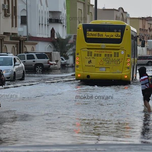 بالصور.. مياه الأمطار تغمر شوارع تبوك وتتسبب بتعليق داوم المدارس