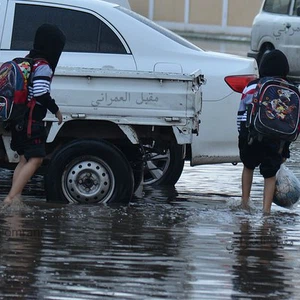 بالصور.. مياه الأمطار تغمر شوارع تبوك وتتسبب بتعليق داوم المدارس