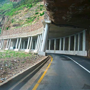 طريق تشابمان بيك درايف، في جنوب أفريقيا، ويبلغ طوله حوالي 5 أميال وله 114 منحنى 