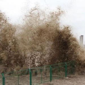 صورة توضح مدى حجم الأمواج مقارنة بحجم المصور