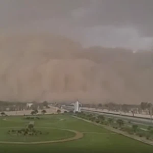 شاهد لحظة دخول العاصفة الرملية لأجواء القصيم 
