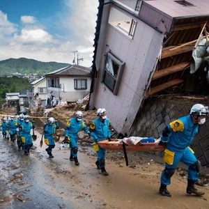 أكثر من 150 قتيل بأكبر كارثة طبيعية تهز اليابان منذ سنوات..فيضانات وسيول مدمرة