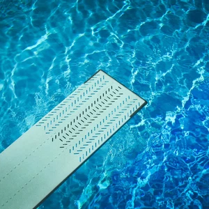 Does chlorine in the pool harm the eyes?