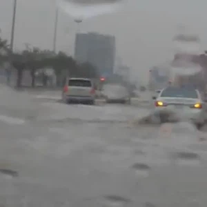  كميات هائلة من الأمطار تُغرق الطرقات في حفر الباطن 