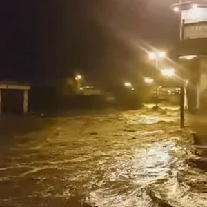 مشهد مرعب لسيل جارف يداهم المباني في الباحة 