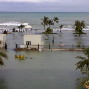 مشاهد نادرة لغرق بعض مناطق الإمارات عقب إعصار جونو 2007م 