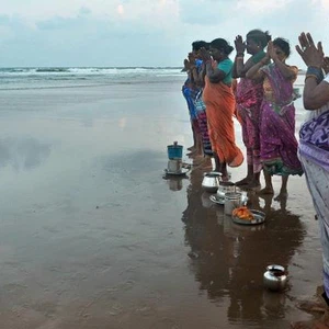 نساء من صائدات الاسماك يطلبن من البحر أن يحميهم من الإعصار 