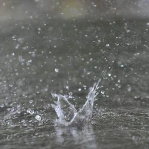 هطول أمطار رعدية غزيرة مع برد على فلج المعلا في إمارة أم القيوين