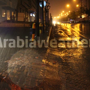 بالصور : الأمطار خلال فجر اليوم بعدسة طقس العرب 