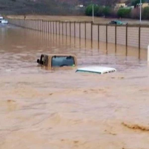 توثيق لقوّة الرياح والأمواج لحظة وصول عاصفة هدى إلى بيروت