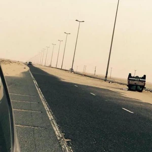 بالصور: شوارع الكويت  الخارجية دُفنت بالرمال بعد اشتداد رياح البوارح