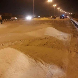 مطالبات واسعة على تويتر بإيجاد حلول لظاهرة زحف الرمال عن طريق زراعة أطراف الطريق بالاشجار