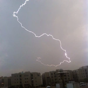 بالصور.. عاصفة رعدية قوية تؤثر على دبي بالأمطار الغزيرة والبرد