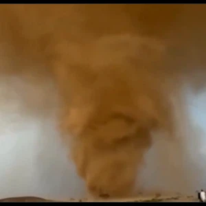 مشاهد لأعاصير قمعية اجتاحت مناطق عديدة في دولة الإمارات يوم الأربعاء