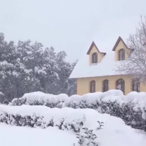 إفران المغربية تتباهى بجمالها وهي ترتدي الأبيض 