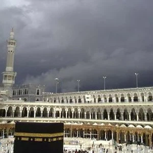 هطول أمطار وتساقط البرد على أجزاء من مكة المكرمة