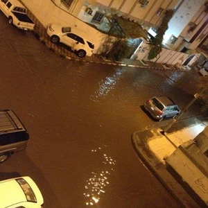 بالصور: أمطار متوسطة إلى غزيرة على مكة و شوارع بعض الأحياء تفيض بالمياه