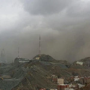 لحظة  اقتراب العاصفة من مدينة مكة المكرمة